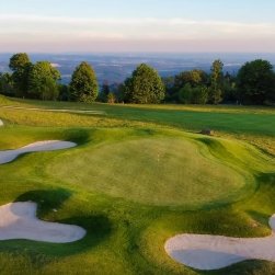 Golfplatz am Rusel mit Grün und Bunkern