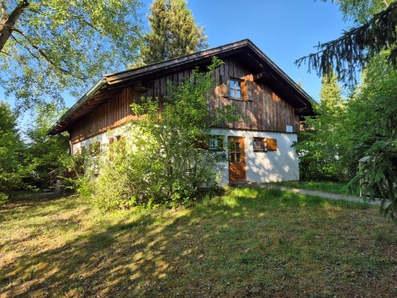 Ferienhaus 22 im Sommer, von der Gartenwiese aus gesehen