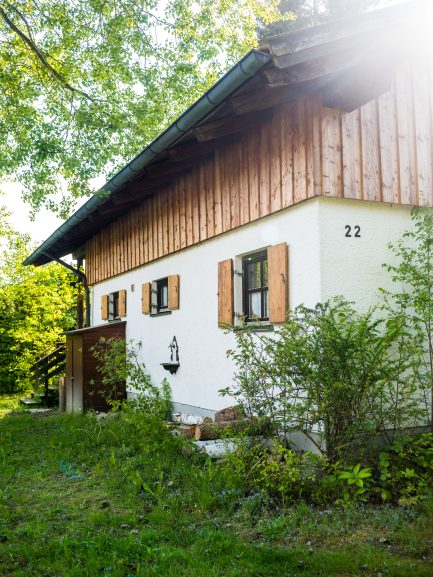 Giebelseite mit Hausnummer 22 und hölzernen Fensterläden