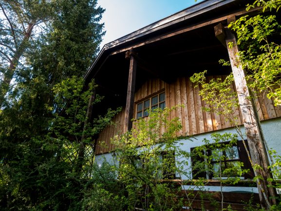 Überdachte Terrasse unter dem Holzgiebel
