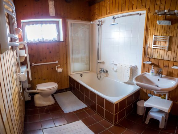 Barrierefreies Bad mit Badewanne, Dusche und Haltegriffen